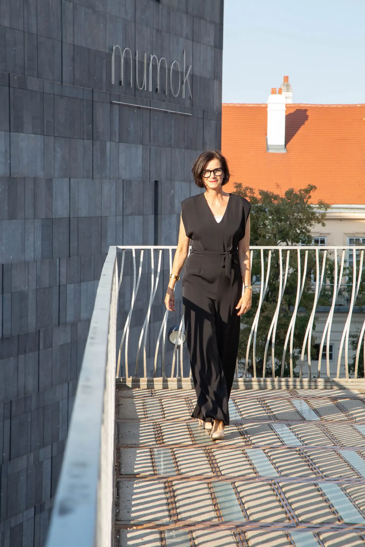 Sabine Bertassi bei einer Moderation auf der Dachterrasse des mumok