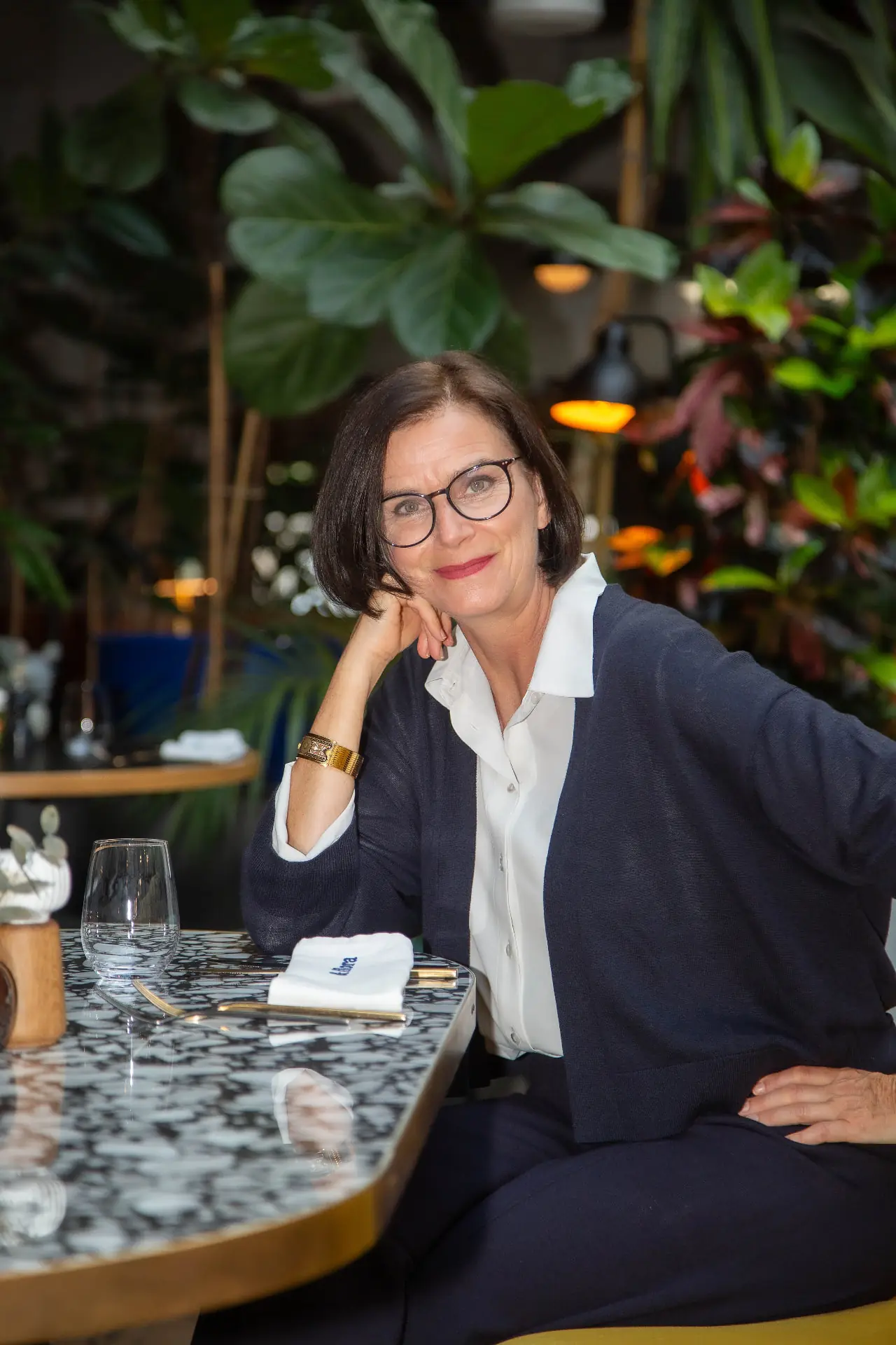 Sabine Bertassi in einem Hotelrestaurant — Podcast für die Hotellerie