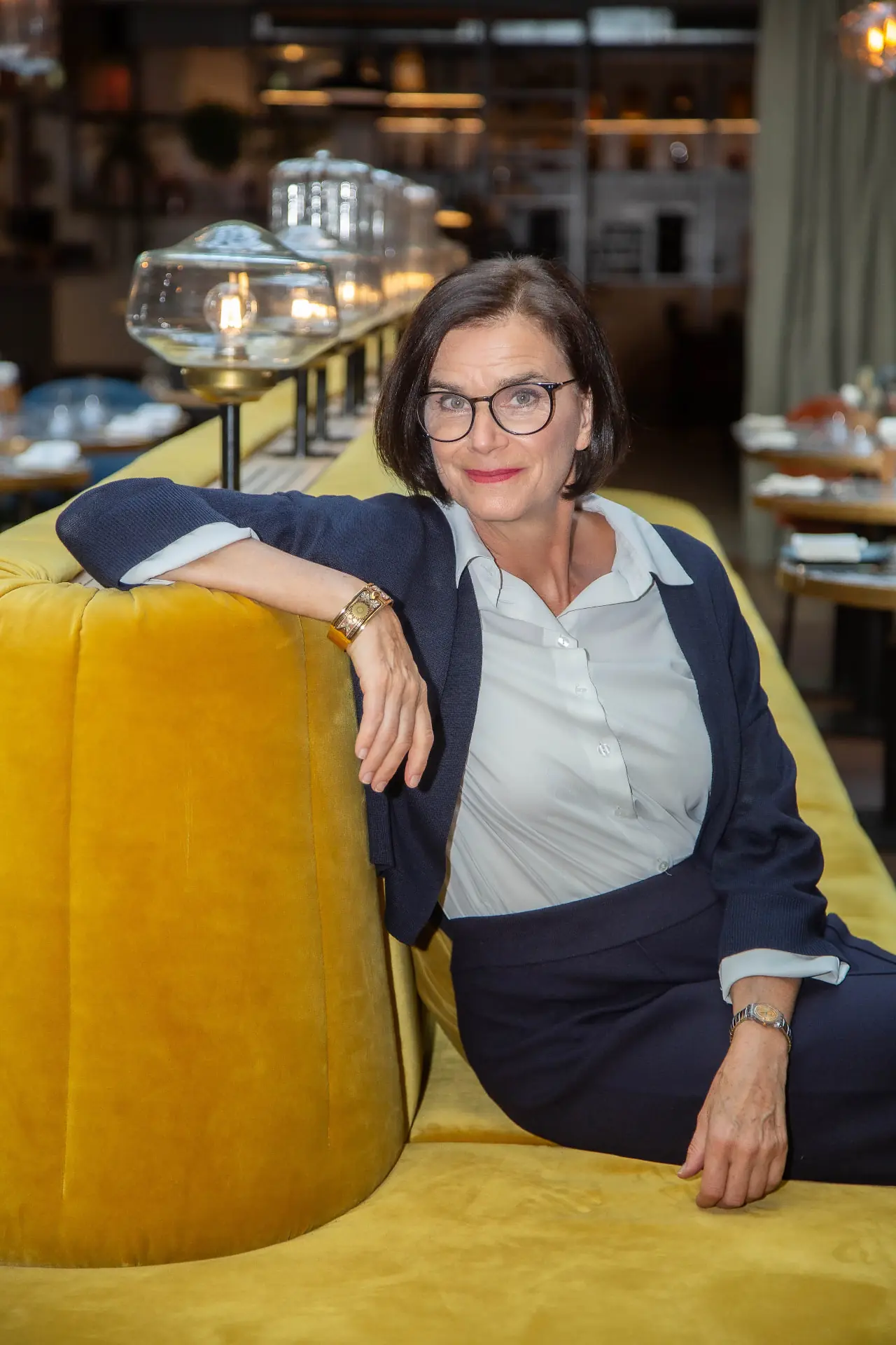 Sabine Bertassi in einem Hotelrestaurant